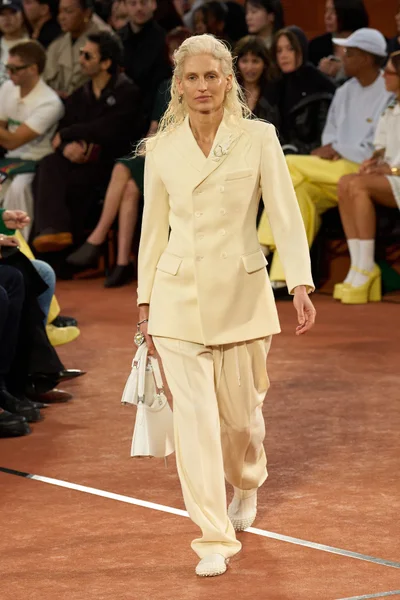 Look 25
